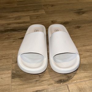 Never worn pillow slides